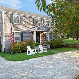 Modern Saltbox in Edgartown Village