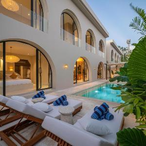 Villa Padang Senang - Tropical Luxe 3BR Short Walk to the Beach