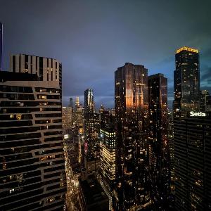 High-Rise CBD Apt L50 Luxe City Views and Free Parking