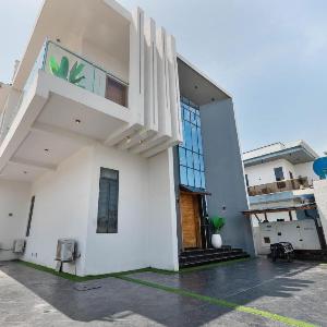 5 bedroom apartment at Lekki phase 2 Ologolo Lagos