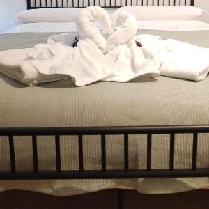 La Suite di Santa Chiara by MyAssisiSuite - Vicino a San Carlo Acutis - Dormi in una Casa del '400 - 125 mq RARO PIANO TERRA - 3 Veri Letti Matrimoniali Zero Divani Letto - LIVE CHECK-IN No Key Box 3 Real Beds Jacuzzi - Mówimy po polsku