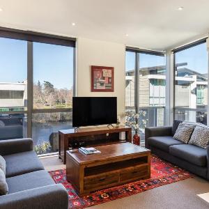Modern Apartment Central with Wi-Fi and Linen