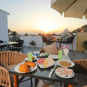 Amon Pyramids View Inn