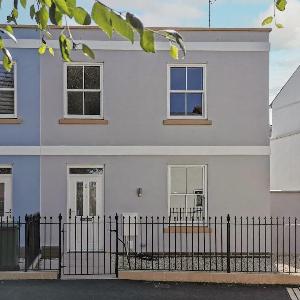 Stylish 2-Bed Home in Fairview with Free Parking