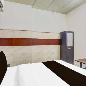 Townhouse Oak Johri Enclave Metro Station Second Home