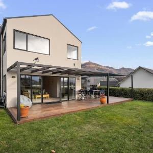 Lakeview Lane | Views Walk to town centre!