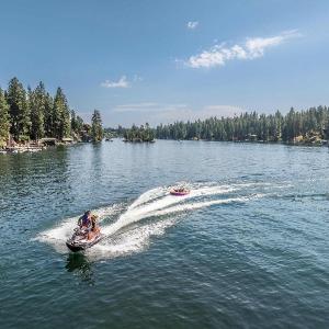 Welk Manor Private Waterfront Retreat on the Spokane River