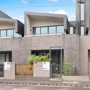 MHYL Cosy Townhouse in Richmond 1 parking