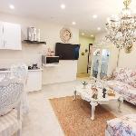The Royal Residence 2BHK with Free Netflix 