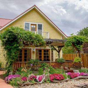 French Quarter Garden Cottage-Downtown Hot Tub
