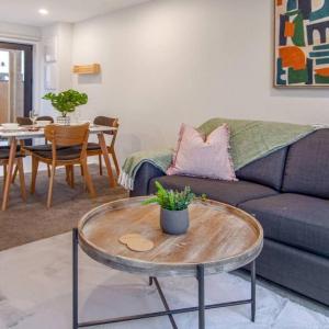 Lovely and Bright 2 Bed 2 Bath Home