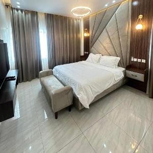 BADO Immobilier - villa élégante avec piscine