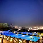 Grenvey Designer Apartment with Rooftop Pool & Self Check In