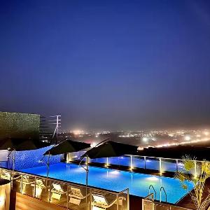 Grenvey Designer Apartment with Rooftop Pool & Self Check In