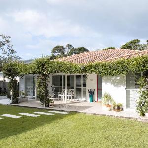 Pearl House on Tallows - Luxury Pet friendly Beachfront home with Pool Spa & Sauna