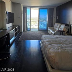 Palms Place Hotel Mountain View with Open Balcony
