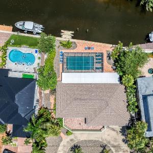 Palm Island Life - Heated Pool Canal Front Fire Pit Walk to Siesta Beach