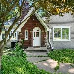 Charming Manville Heights Cottage Retreat home Iowa City Iowa