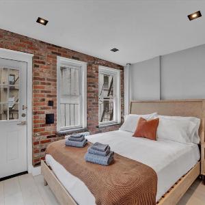 SoHo Designer 2BR w balcony
