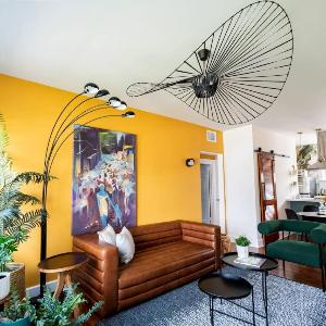 Designer 2br king-size bed 5mins to the beach J1