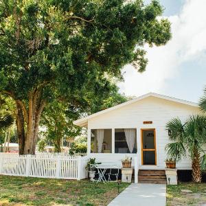 Near Anna Maria & IMGChic & RenovatedFenced Yard