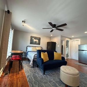 Charming Studio Stay in Vibrant Highlands Area
