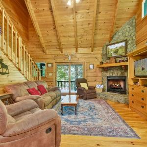 Our Favorite Place - Unwind in the Hot Tub or Relax by the Creekside Firepit