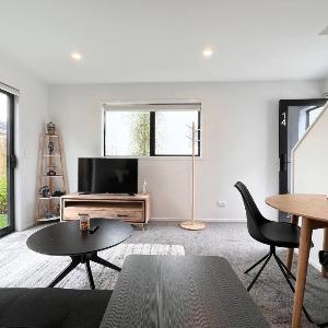 Salisbury One Bedroom Townhouse with Courtyard and Two TVs