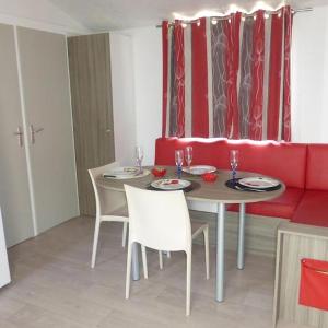 Mobil-home pour 5 pers moderne avec terrasse - API-1-52-699