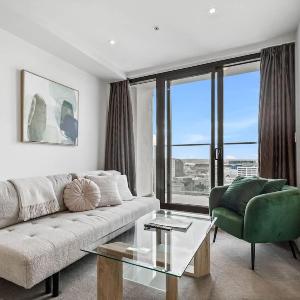 CBD 2BR Retreat w Pool & Gym by Zodiak Stays