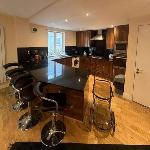 3-Bed Central Apartment - Sleeps 8 & Free Parking London 