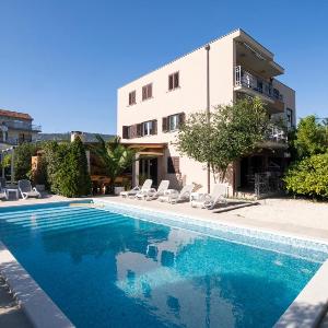 Apartments with swimming pool Kastel Stafilic Kastela - 23473