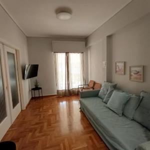 Bright 2-Bedroom Apt in Ampelokipoi Near Hospital