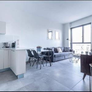 Stylish 2BR Apartment with Parking & Views in Jaffa Street