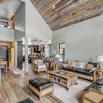 Camp 95 - Stunning Mountain Home - 4.5 Acres - Views - Hot Tub - Pet friendly - Private