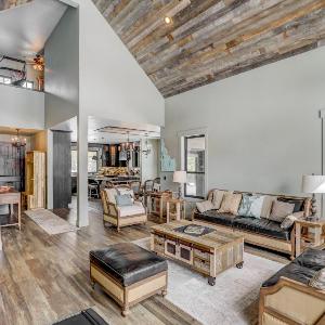 Camp 95 - Stunning Mountain Home - 4.5 Acres - Views - Hot Tub - Pet friendly - Private