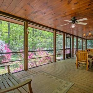 Cowboy Cabin - Creekside Firepit Pool Table Games + Large Screened-In Porch