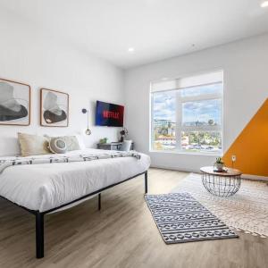 Chic Studio Walk to Downtown With Skyline Views