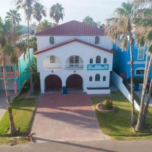 Fun Retro Island Vibe Sleeps 17 Beach 1 block home