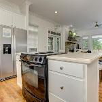 Mountain Grove Lodge - Outdoor Hot Tub Large Screened-In Porch with TV + Close to Lake Petit