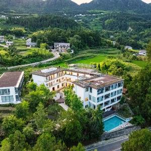 Zhangjiajie Peak&Cloud Retreat-signature coffee-Buffet breakfast-English support-Close to both the East Gate and the Central Gate