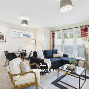 Corrine Court by Signature Stays - Stylish Apartment - Spacious - Parking