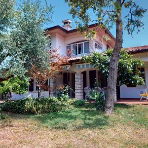 Valentine Lakeside Villa by Bookinggardalake