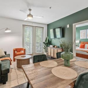Stylish Modern Queen Suite Parking Pet Friendly