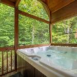 Dancing Bear Hideaway - Outdoor Hot Tub Screened-In Deck + Access to Community Amenities Gatlinburg