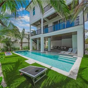 Brand-New Luxury Rental with Pool Spa Rooftop