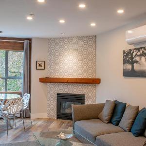1BR and Den in Marketplace Lodge Village Location Mountain Views Gas Fireplace Parking