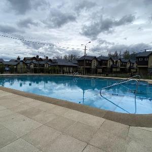 Amplia casa 3D3B en Pucón con piscina y quinchos