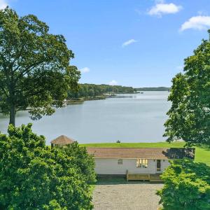 Family Getaway Waterfront 8 Serene Acres New Build plus Gazebo