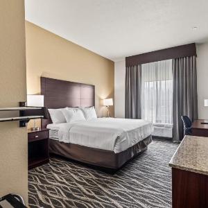 Cobblestone Hotel & Suites - Waukesha/West Milwauke